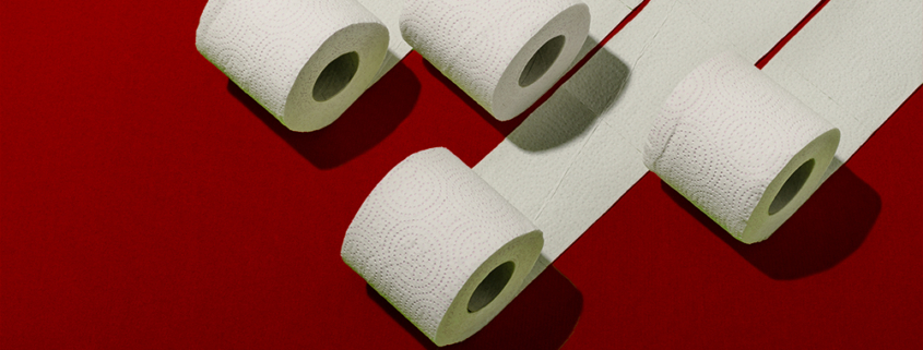 Rouleaux de papier toilette sur fond rouge